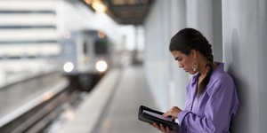 Small_woman_reading